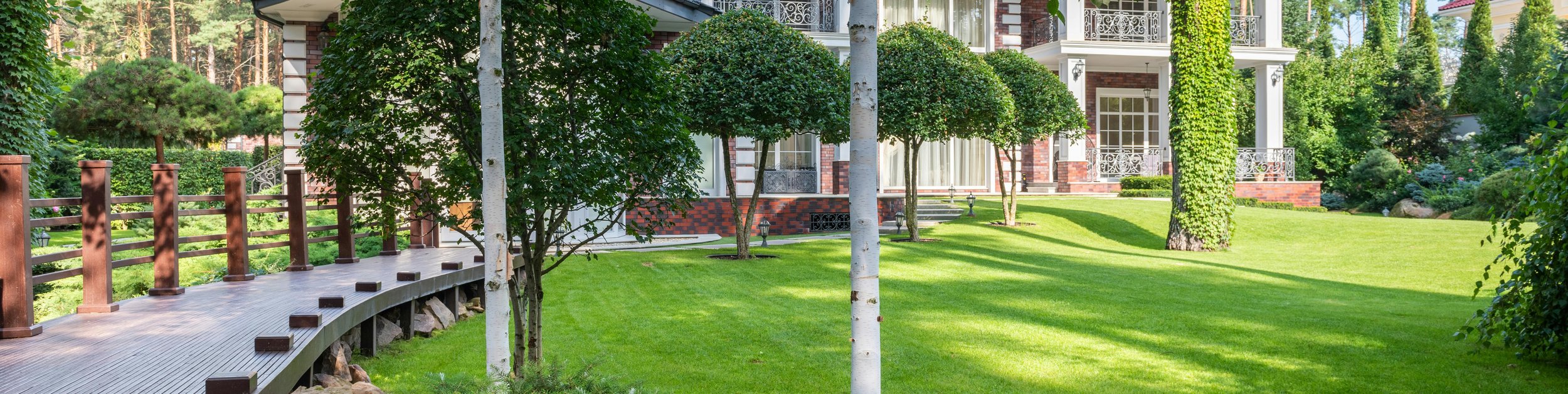 Beautifully manicured front yard lawn in Sanford, North Carolina