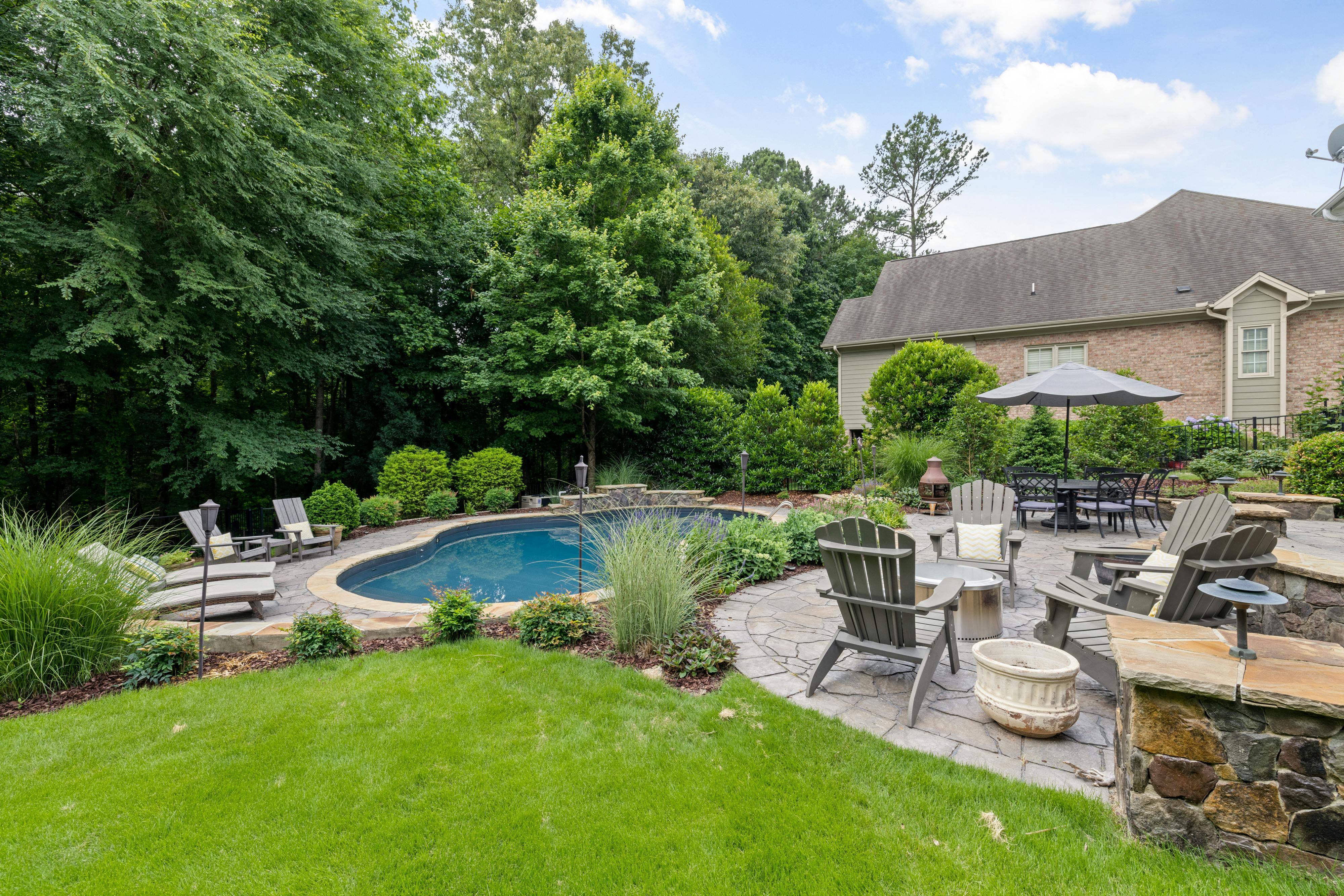 Completed retaining wall and backyard hardscape project in North Carolina