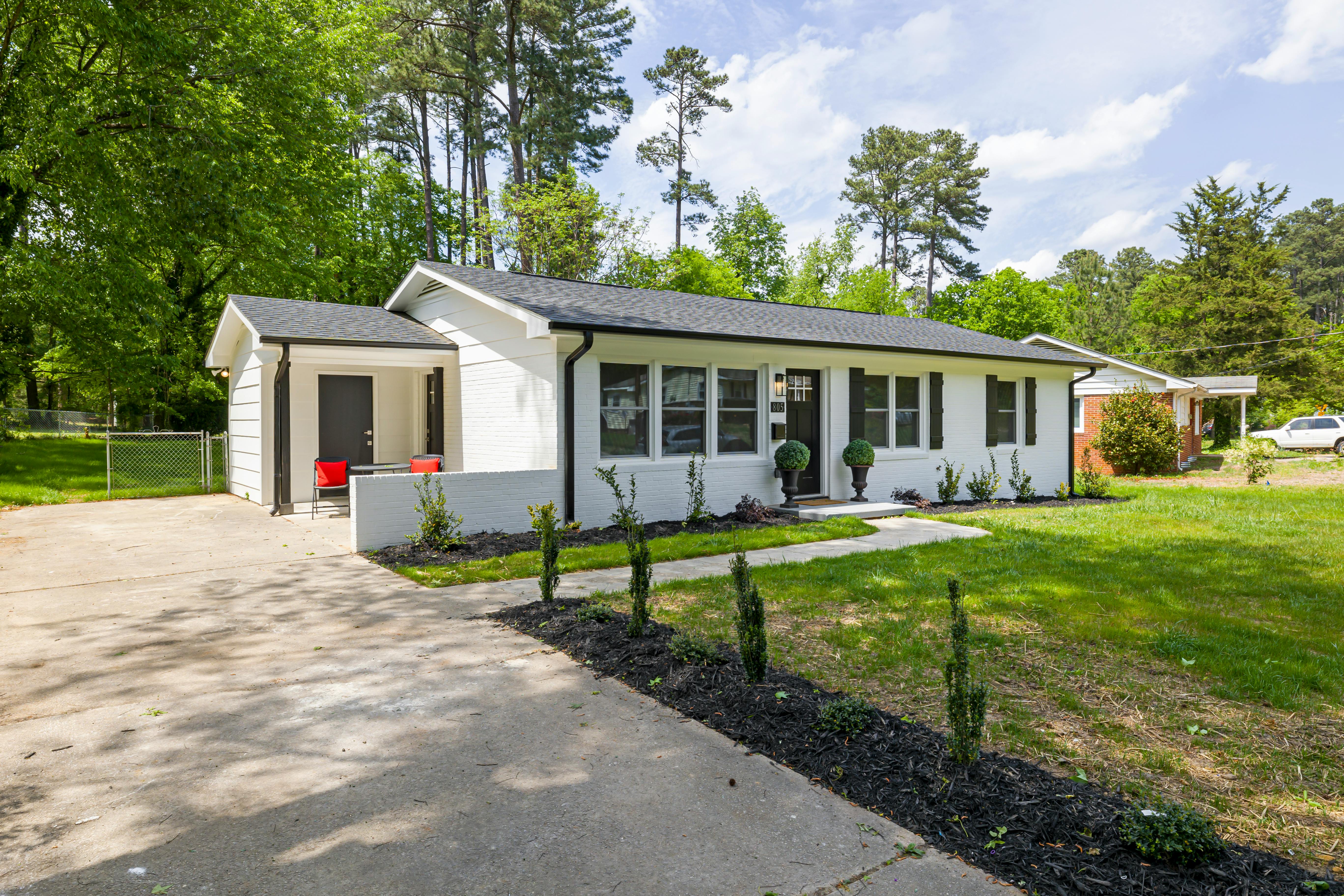 Freshly manicured landscaping and lawn in Lee County